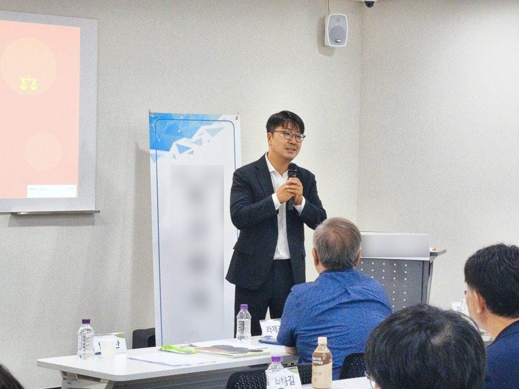 강연자가 마이크를 들고 특강을 진행하고 있다