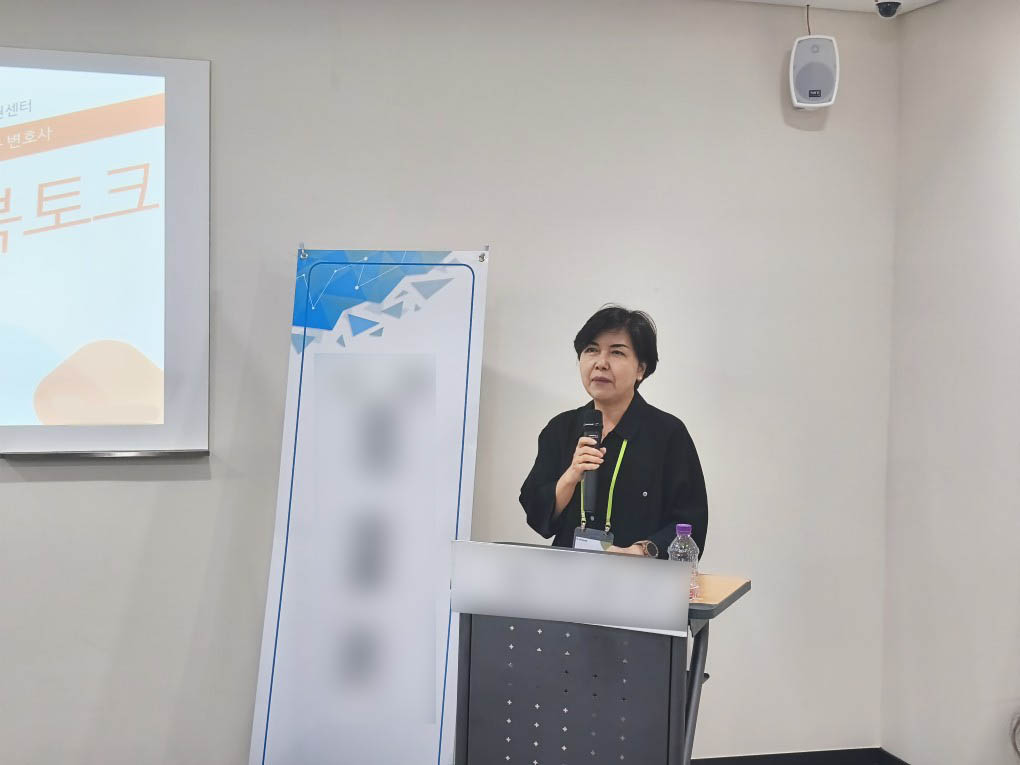 발표 화면을 띄운 채 연단에서 강연하는 모습